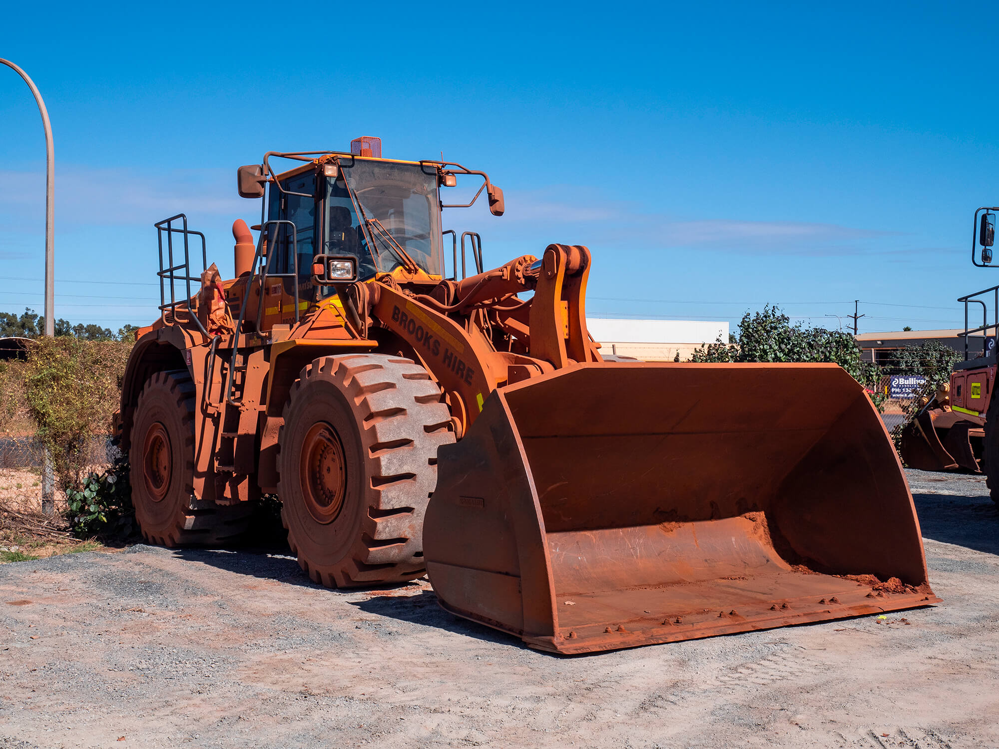 IS THAT KOMATSU YELLOW? Brooks Hire